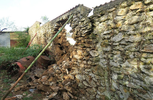 سقوط الجدار في المنام